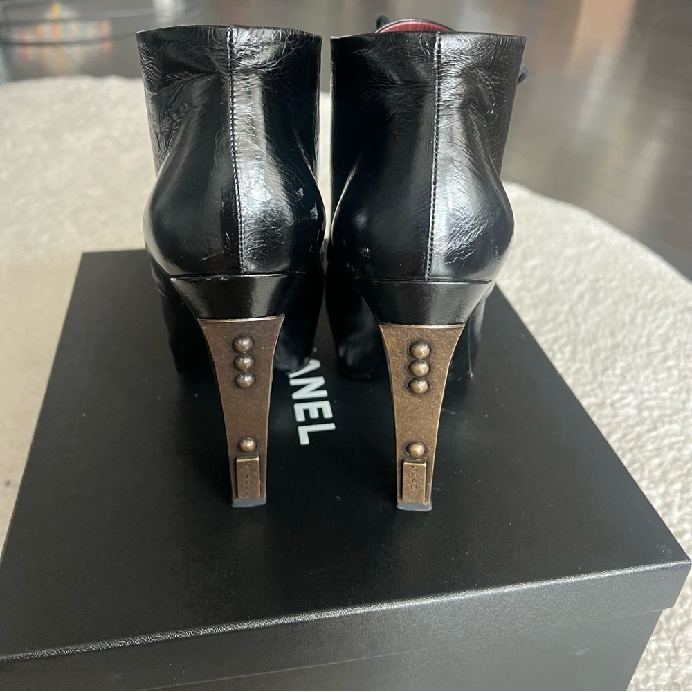 CHANEL Lacets Black Leather Lace Up Round Toe Ankle Boots - SIZE 39.5 - Picture 10 of 13